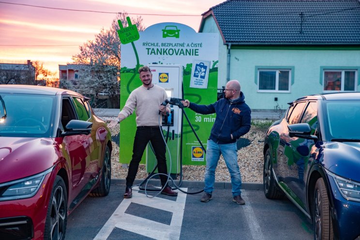Nabíjanie elektromobilu je v Lidli jednoduché a rýchle.