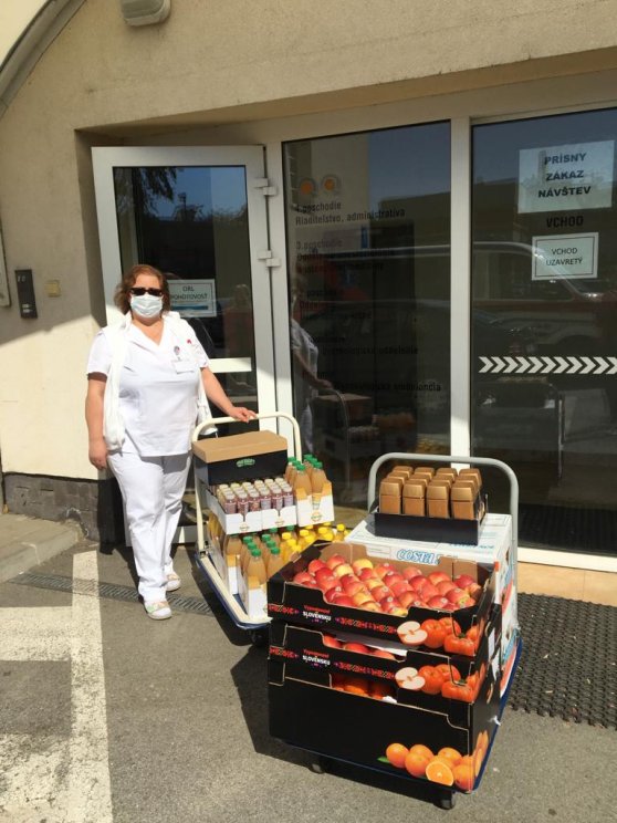 Pracovníci onkologických pracovísk si preberajú vitamínovú pomoc od spoločnosti Lidl