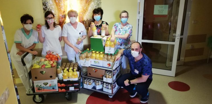 Pracovníci onkologických pracovísk si preberajú vitamínovú pomoc od spoločnosti Lidl