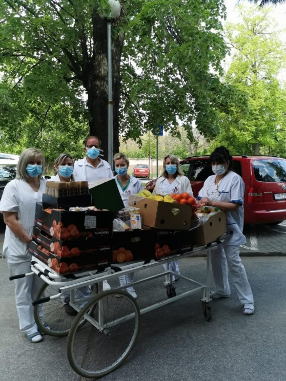 Pracovníci onkologických pracovísk si preberajú vitamínovú pomoc od spoločnosti Lidl