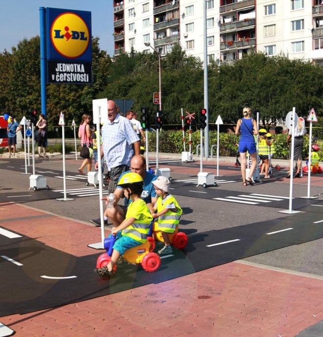 Lidl venoval červenému krížu detské dopravné ihrisko