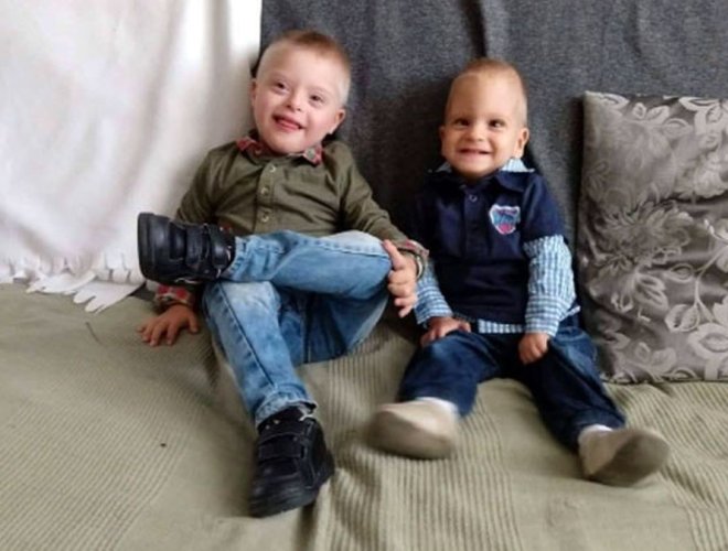 Malý Hunor so svojim bratom 