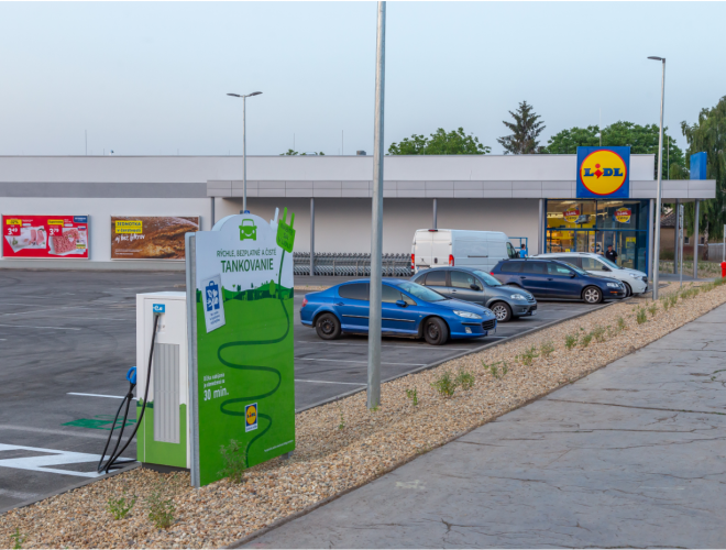 Elektronabíjacia stanica pri jednej z najnovších predajní Lidl v Tornali