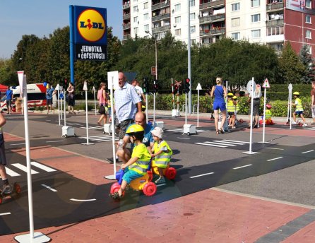 Lidl venoval červenému krížu detské dopravné ihrisko