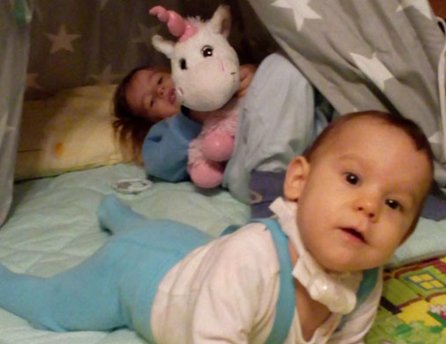 Malý Sebastiánko v&nbsp;postielke