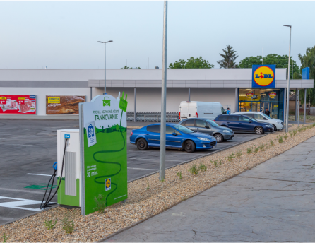 Elektronabíjacia stanica pri jednej z najnovších predajní Lidl v Tornali
