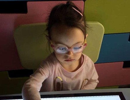 Malá Alžbetka so svojimi špeciálnymi okuliarmi