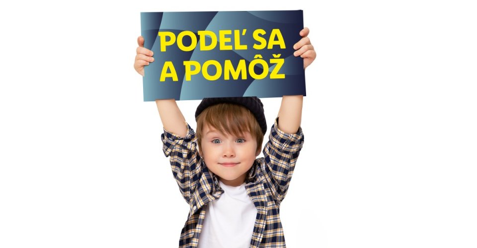 Chlapec držiaci tabuľku projektu Lidl "Podeľ sa a pomôž"