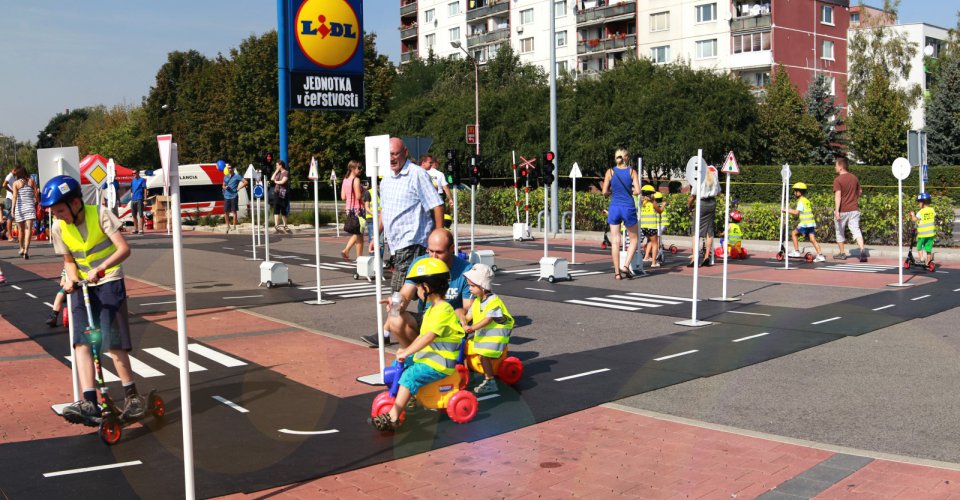 Lidl venoval červenému krížu detské dopravné ihrisko