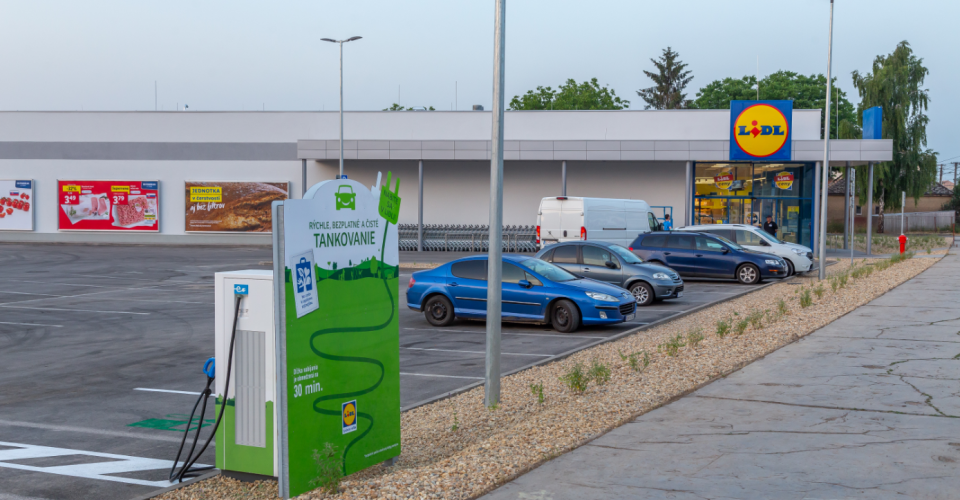 Elektronabíjacia stanica pri jednej z najnovších predajní Lidl v Tornali