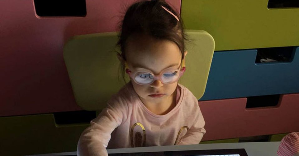 Malá Alžbetka so svojimi špeciálnymi okuliarmi